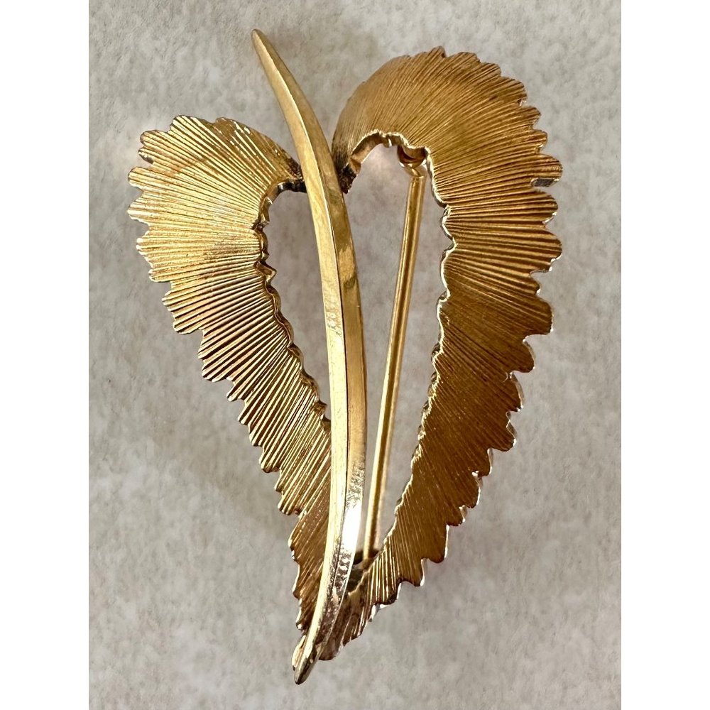 Vintage rolled yellow gold brushed polished openwork leaf brooch pin